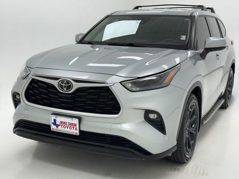 Used 2022 Toyota Highlander LE FWD image 4