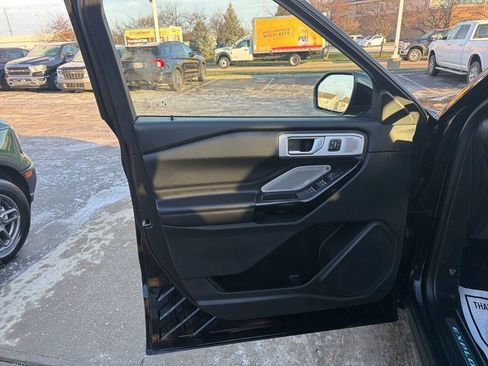 Used 2023 Ford Explorer Platinum w/ Technology Package image 12