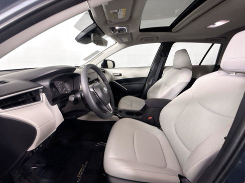 Certified 2025 Toyota Corolla Cross LE w/ Moonroof Package FWD image 3
