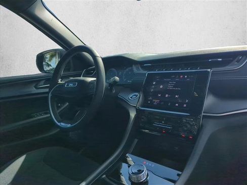 Used 2025 Jeep Grand Cherokee Laredo w/ Luxury Tech Group I image 19