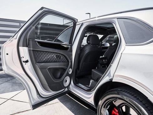 Used 2025 Bentley Bentayga AWD/4WD image 28