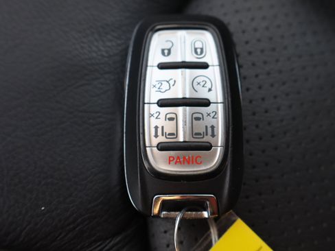 Used 2019 Chrysler Pacifica Touring-L image 31