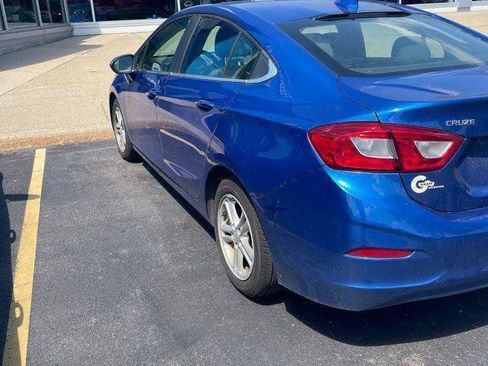 Used 2018 Chevrolet Cruze LT w/ Sun And Sound Package FWD image 2