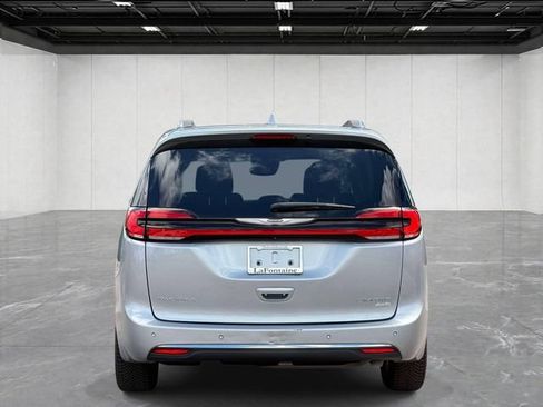 Used 2021 Chrysler Pacifica Limited AWD/4WD image 6