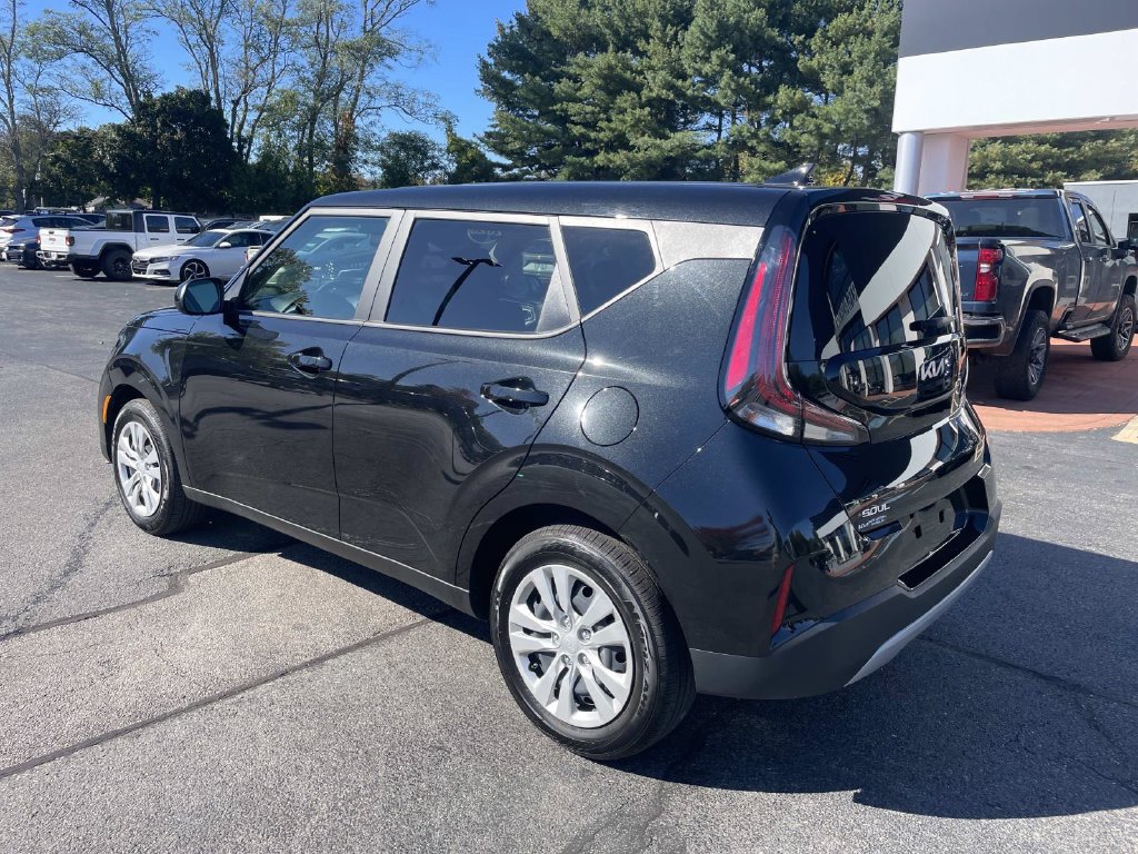 Used 2025 Kia Soul LX FWD image 3