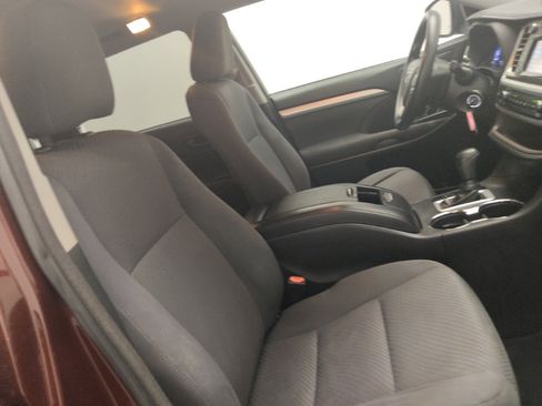 Used 2018 Toyota Highlander LE FWD image 21