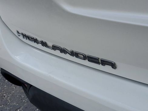 Used 2021 Toyota Highlander LE FWD image 7