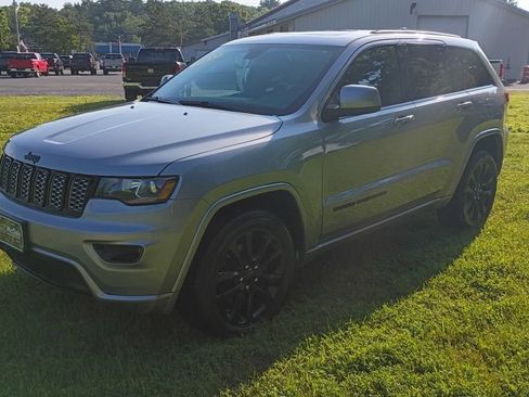 Used 2021 Jeep Grand Cherokee Laredo X AWD/4WD image 3