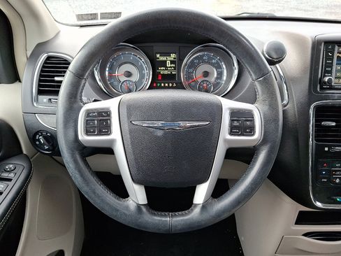 Used 2016 Chrysler Town & Country Touring-L image 22