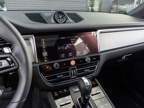 Certified 2026 Porsche Macan AWD/4WD image 28