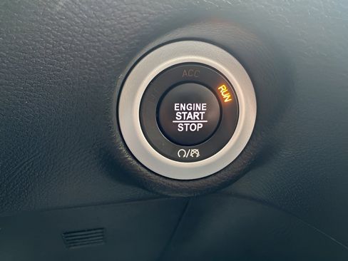 Used 2025 Chrysler Pacifica Select image 47