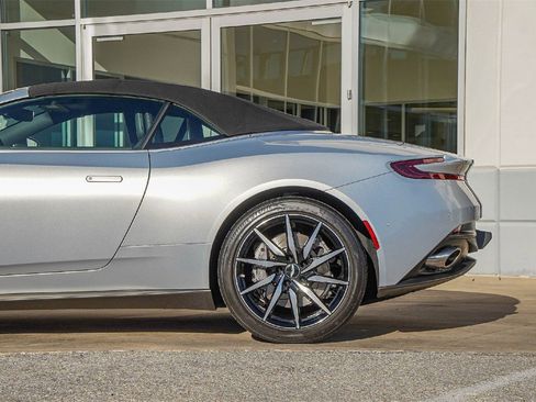 Used 2020 Aston Martin DB11 Volante image 22