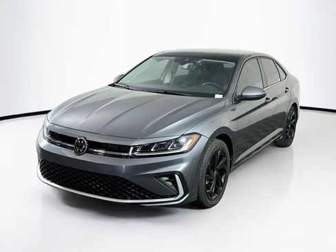 Used 2025 Volkswagen Jetta SE FWD image 3