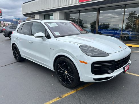 Used 2022 Porsche Cayenne Turbo S w/ Assistance Package image 2