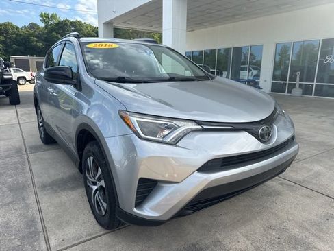 Used 2018 Toyota RAV4 LE FWD image 1