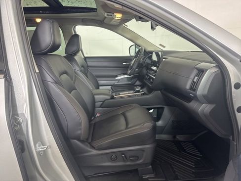 Used 2025 Nissan Pathfinder SL w/ SL Premium Package image 5