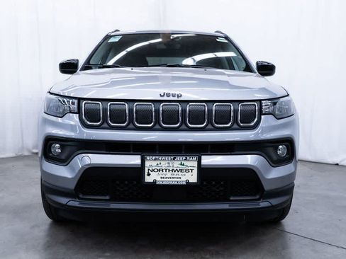 Used 2022 Jeep Compass Latitude AWD/4WD image 2