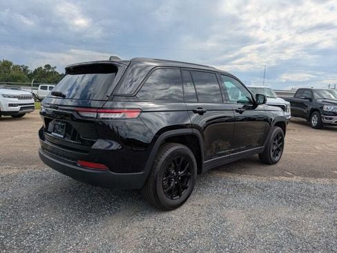 Used 2025 Jeep Grand Cherokee Altitude AWD/4WD image 4