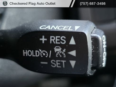 Used 2018 Toyota RAV4 SE image 30