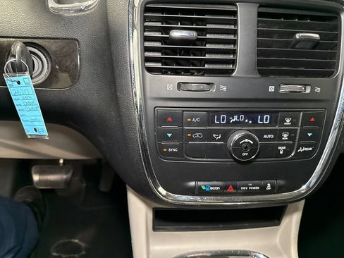 Used 2012 Dodge Grand Caravan Crew FWD image 16