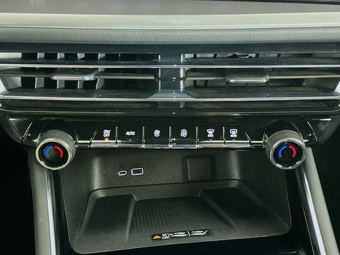 Used 2025 Chevrolet Traverse LT image 24