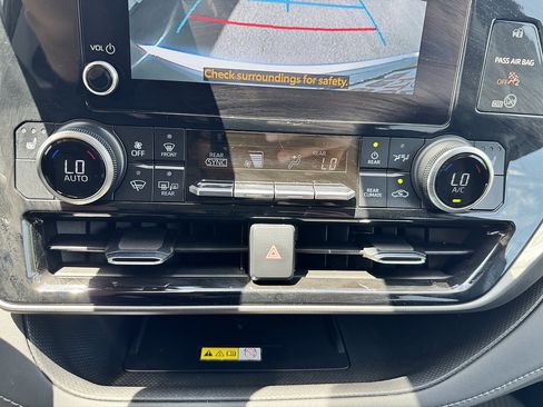 Used 2023 Toyota Highlander XLE AWD/4WD image 20