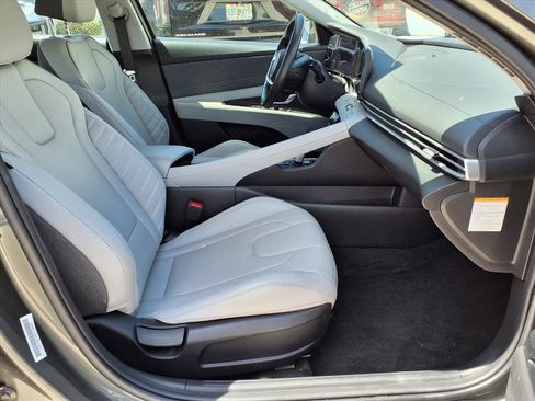 Used 2025 Hyundai Elantra Limited FWD image 9