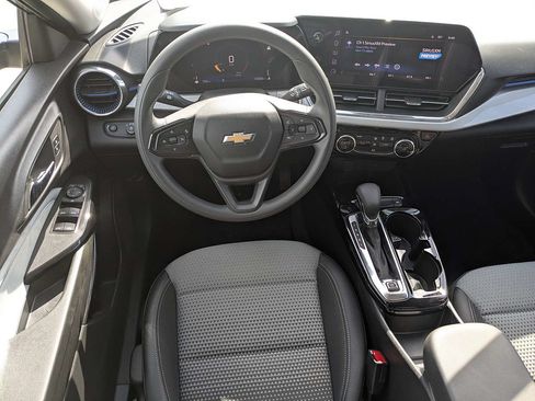Used 2025 Chevrolet Trax LT FWD image 16