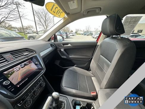 Used 2021 Volkswagen Tiguan SE w/ Panoramic Sunroof Package image 23