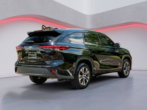 Used 2022 Toyota Highlander XLE FWD image 5