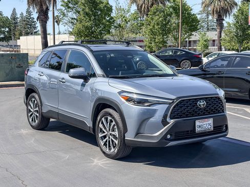 Used 2024 Toyota Corolla Cross XLE w/ Convenience Package image 5