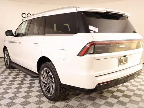 New 2026 Lincoln Navigator Premiere AWD/4WD image 24
