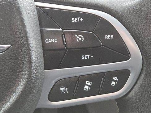 Used 2022 Chrysler Pacifica Touring-L image 6