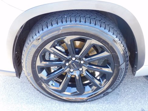 Used 2023 Toyota Highlander XLE image 8