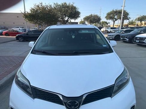 Used 2019 Toyota Sienna SE AWD/4WD image 3