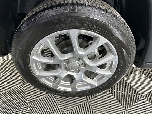 Used 2024 Jeep Compass Latitude image 9