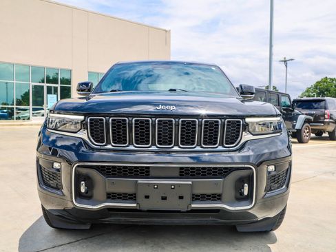 Used 2023 Jeep Grand Cherokee Overland w/ Luxury Tech Group IV AWD/4WD image 3