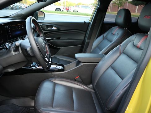 Used 2024 Chevrolet Trax RS w/ Sunroof Package FWD image 9