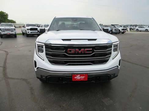 Certified 2022 GMC Sierra 1500 SLT w/ SLT Premium Package AWD/4WD image 11
