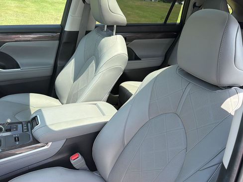 Used 2022 Toyota Highlander Platinum AWD/4WD image 30