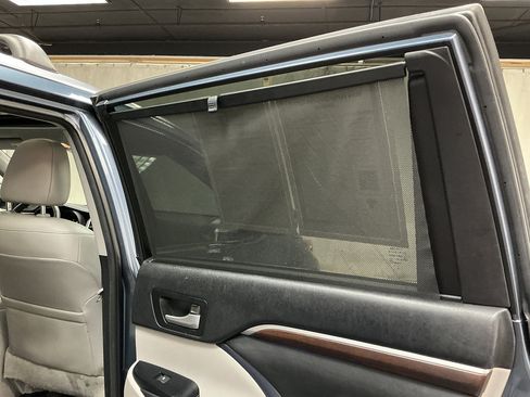 Used 2015 Toyota Highlander Limited Platinum AWD/4WD image 34