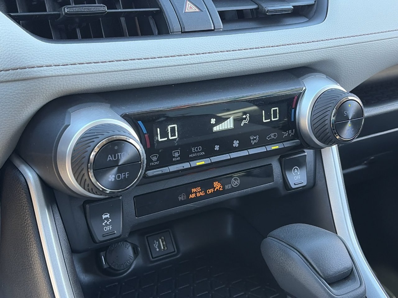 Used 2025 Toyota RAV4 XLE w/ Convenience Package FWD image 26