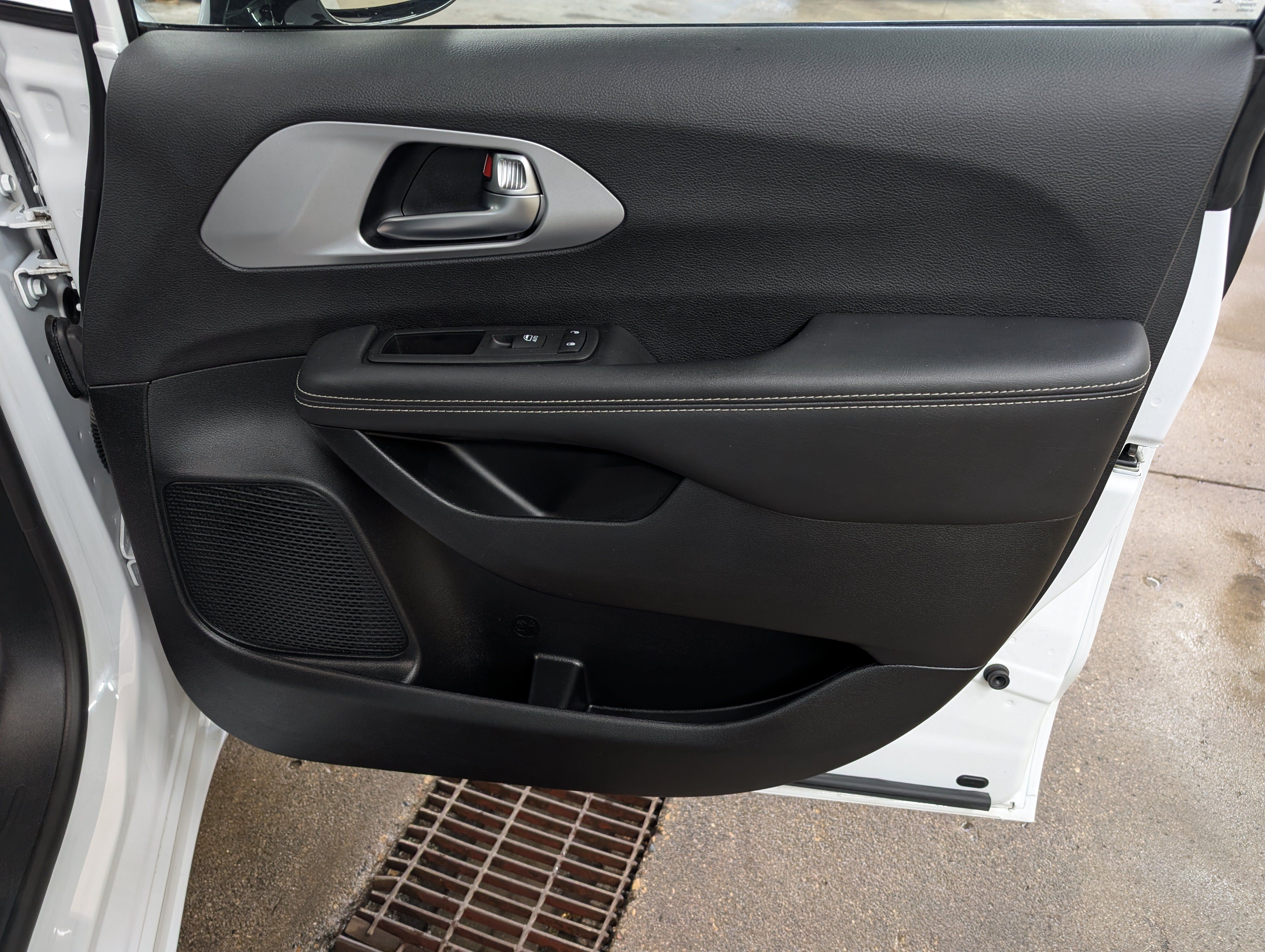 Used 2025 Chrysler Pacifica Limited FWD image 5