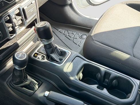 Used 2023 Jeep Gladiator Overland image 29