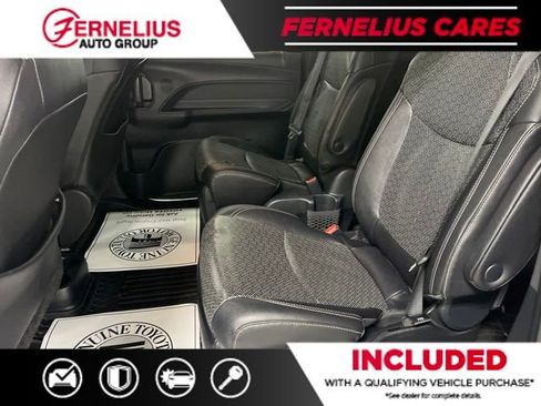 Used 2023 Toyota Sienna XSE AWD/4WD image 19