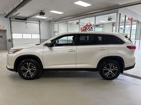Used 2019 Toyota Highlander LE AWD/4WD image 9