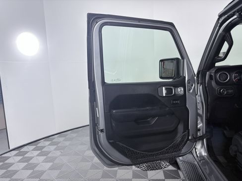 Used 2018 Jeep Wrangler Unlimited Sahara image 11