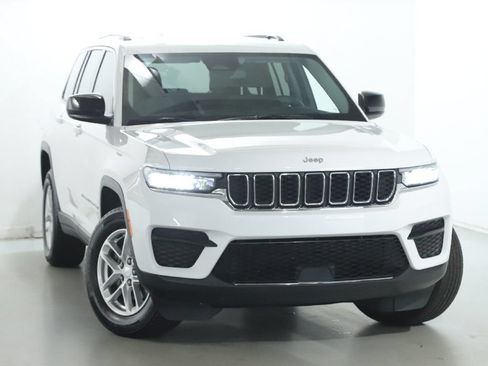 Used 2023 Jeep Grand Cherokee Laredo X AWD/4WD image 2