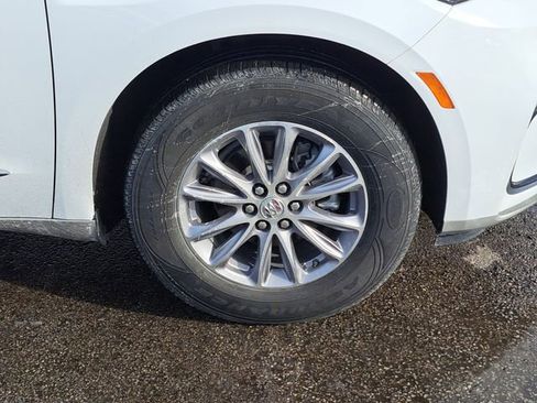 Used 2023 Buick Enclave Essence image 4