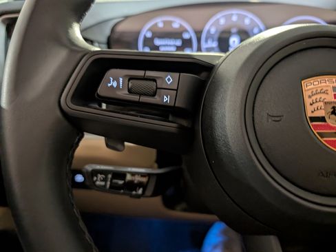 Used 2025 Porsche Cayenne image 32